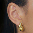 Brinco Dourado Gota Curvada Média - Galeria